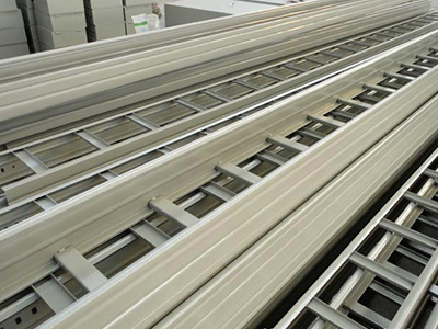 1513408877521205.jpg 梯级式电缆桥架